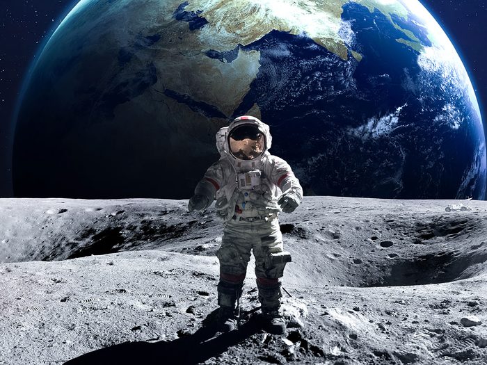 Régler les problèmes sur la Terre ou vivre sur la Lune?