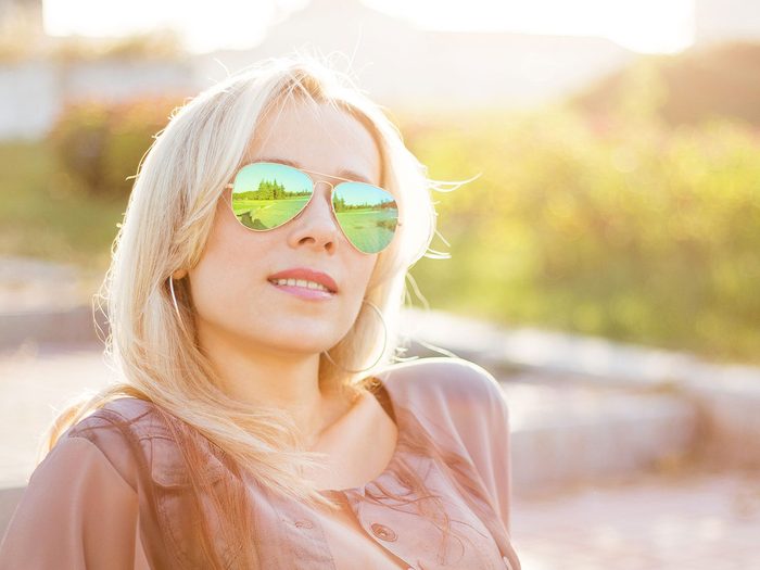 Besoin de lunettes: une femme avec des lunettes de soleil.
