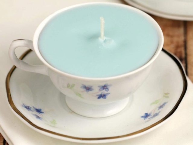 Des bougies de tasse  th antistress en tant que cadeaux de Nol  faire soi-mme.