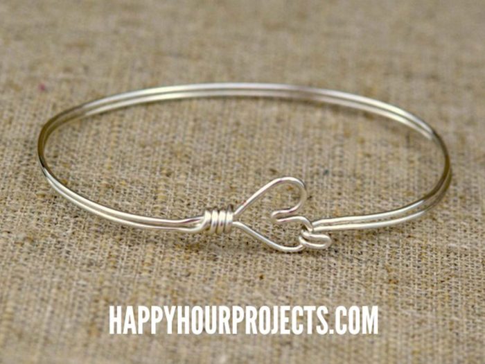 Un bracelet en fil d’acier en forme de cœur en tant que cadeaux de Noël à faire soi-même.
