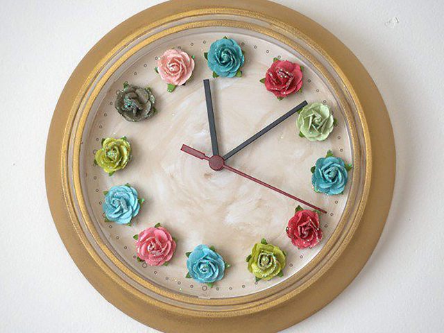 Une horloge murale florale en tant que cadeaux de Nol  faire soi-mme.