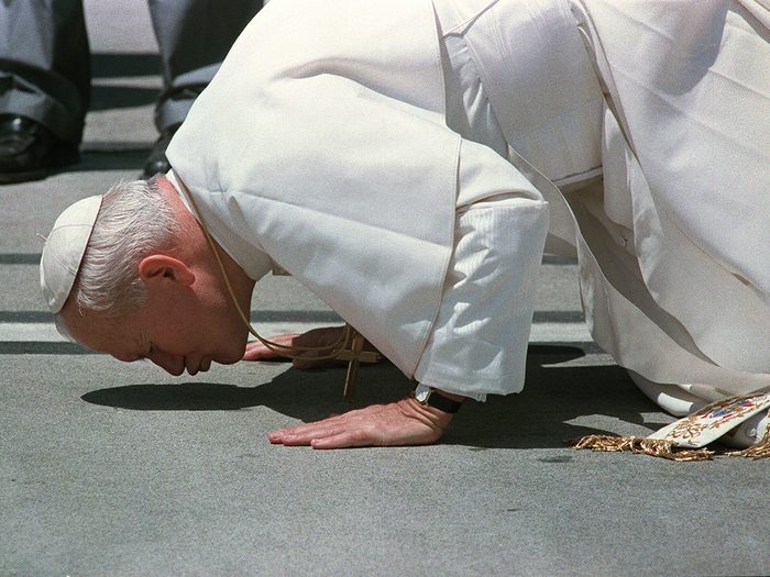 Le baiser du pape Jean-Paul II.