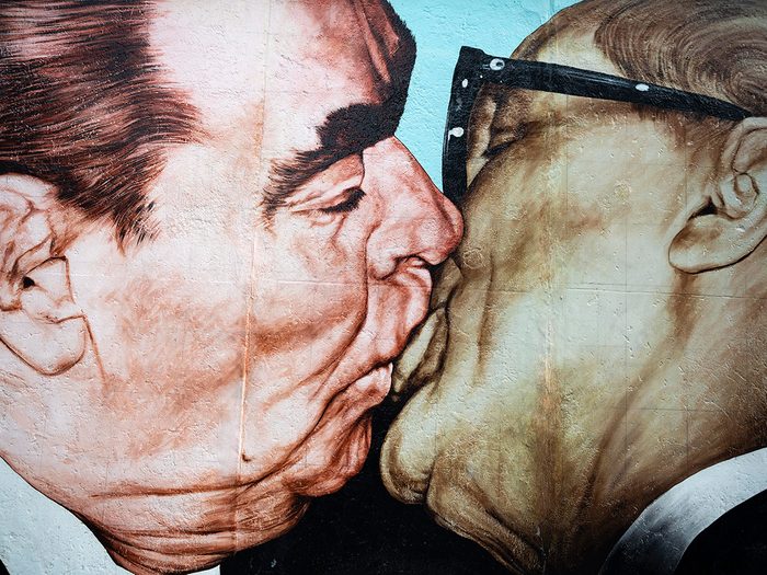 Le baiser d’amour fraternel entre le président russe Léonid Brejnev et le président est-allemand Erich Honecker.