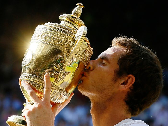 Le baiser du tennisman Andy Murray suite à son triomphe à Wimbledon.