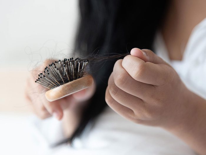 Les cheveux peuvent changer ou tomber à cause d'une carence en fer.