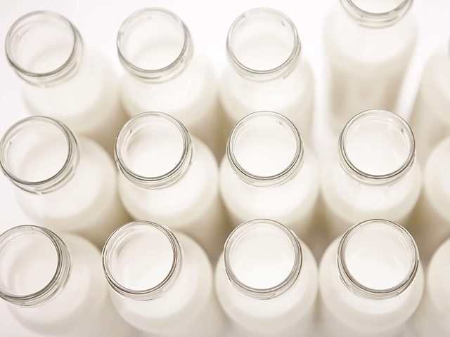 Roger Thomas fait partie des collectionneurs vraiment originaux grce  sa collection de bouteilles de lait.