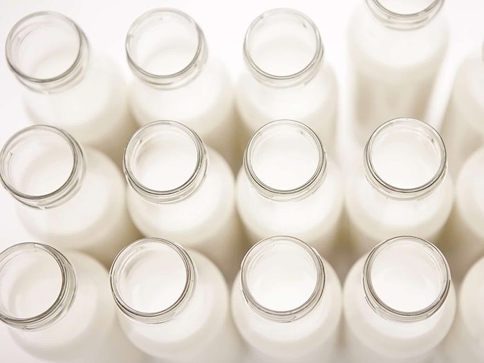 Roger Thomas fait partie des collectionneurs vraiment originaux grâce à sa collection de bouteilles de lait.