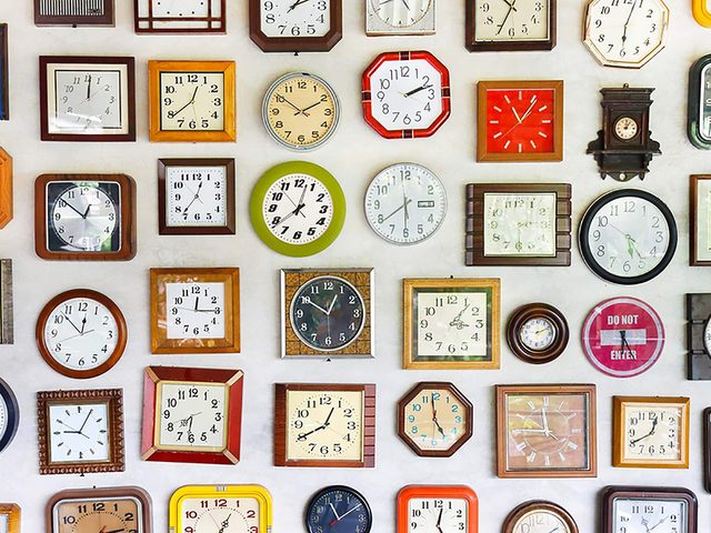 Mark McKinley fait partie des collectionneurs vraiment originaux grce  sa collection d'horloges parlantes.