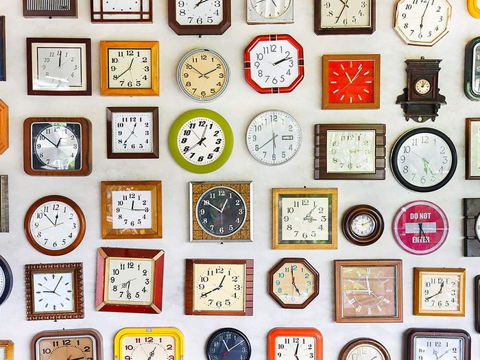 Mark McKinley fait partie des collectionneurs vraiment originaux grâce à sa collection d'horloges parlantes.