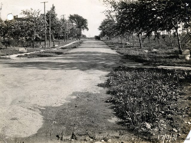 Moment de nostalgie avec cette vue du boulevard Dcarie,  Montral, en 1931.