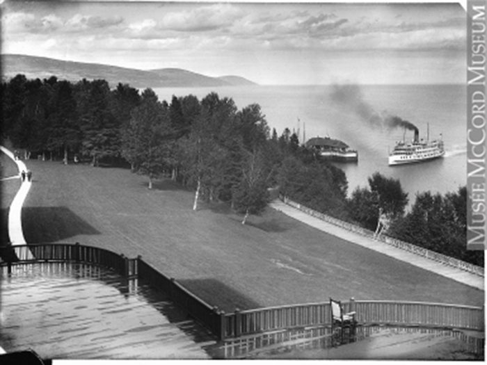 Moment de nostalgie avec cette vue depuis le Manoir Richelieu, Pointe-au-Pic, vers 1912.