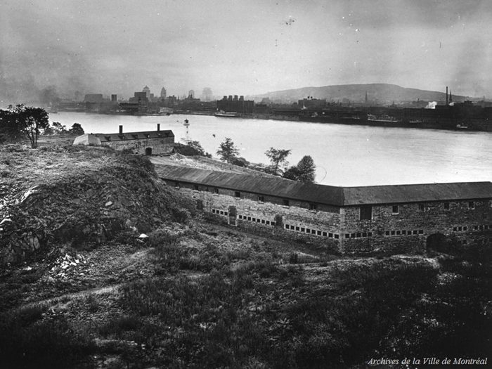 Moment de nostalgie avec cette photo du fort de l'Île Sainte-Hélène devant le Saint-Laurent et Montréal, dans les années 1920.
