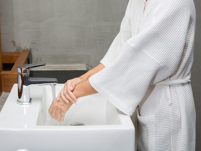 Vous vous lavez trop les mains et cela joue sur le vieillissement accéléré du corps en hiver.