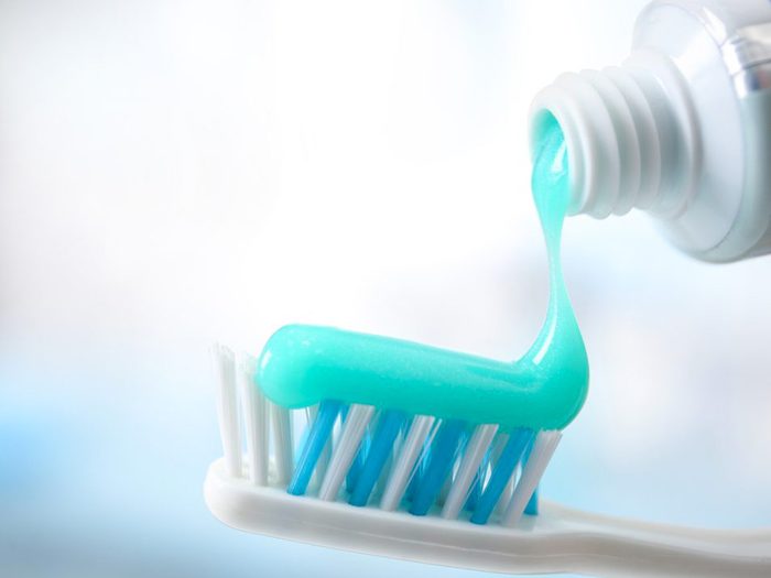 Objet du quotidien: du dentifrice sur une brosse à dents.
