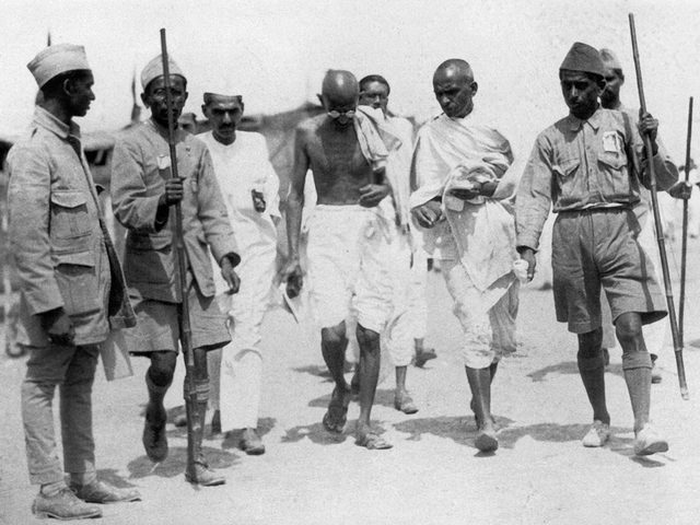 Il y a cent ans, Gandhi se faisait arrter par la police britannique pour cause de sdition.