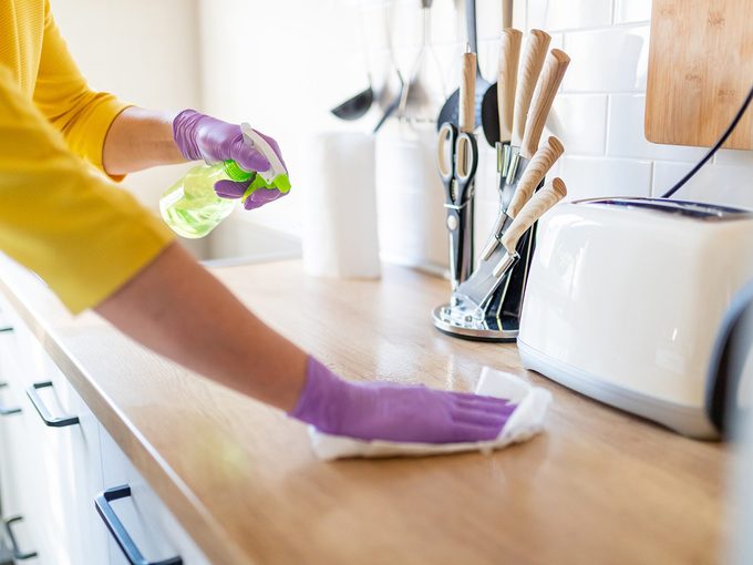 Essuyer les comptoirs pour nettoyer la maison.