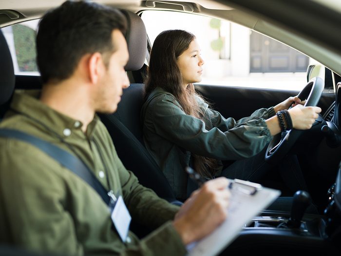Utilisez le frein de secours pendant un examen de conduite.