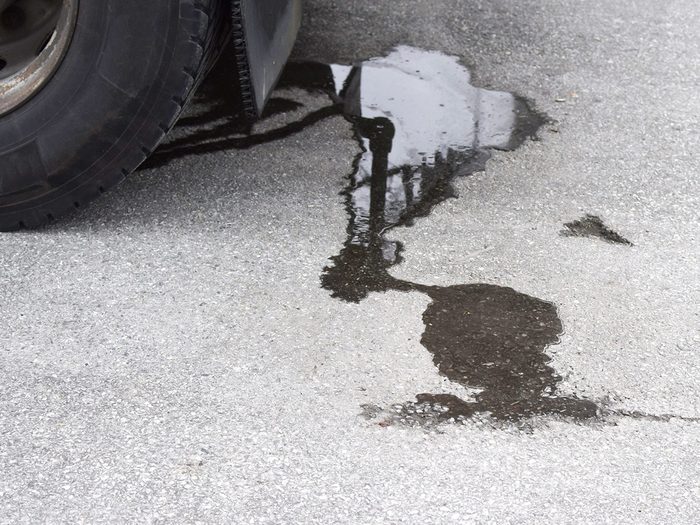 Utilisez le frein de secours si votre voiture a une fuite de liquide de freins.