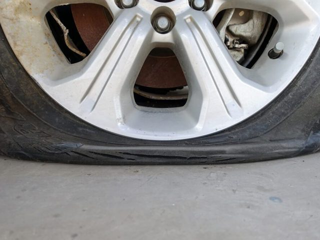Utilisez le frein de secours lorsque vous changez un pneu crev.