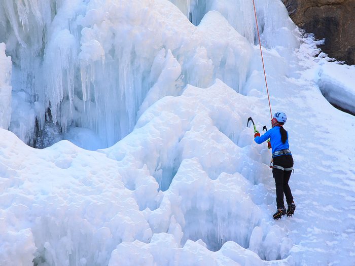 Pensez au canyonisme de glace comme sport d'hiver!