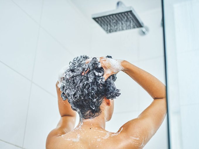 Douche: à quelle fréquence doit-on laver ses cheveux?