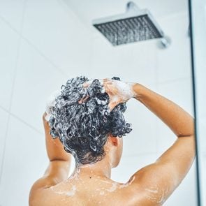 Douche:  quelle frquence doit-on laver ses cheveux?