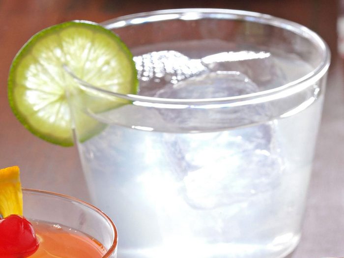 Le Gimlet est l'un des cocktails classiques à connaître.