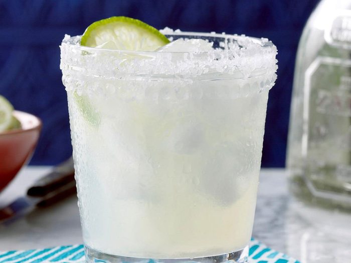 La Margarita au citron vert est l'un des cocktails classiques à connaître.