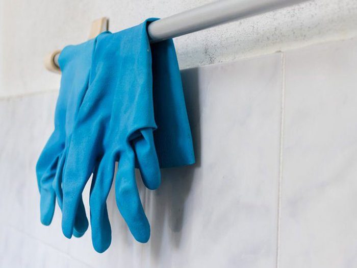 Ne pas porter d’équipement protecteur fait partie des erreurs de nettoyage souvent commises.