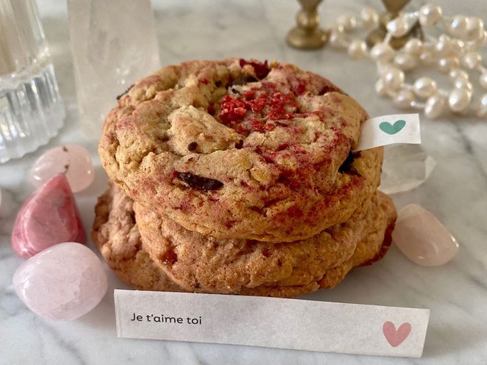 Offrir des biscuits contenant un mot d’amour fait partie des idées originales qu'on vous propose pour la Saint-Valentin.