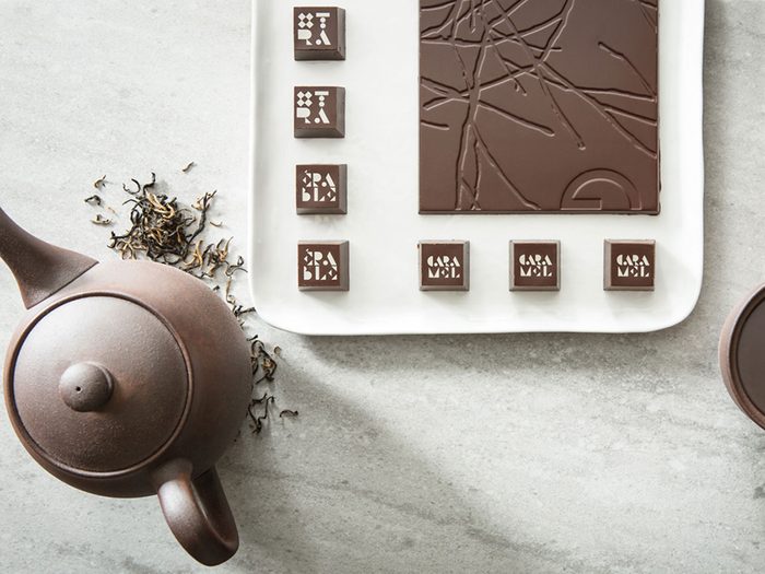 Faire un accord thé et chocolat fait partie des idées originales qu'on vous propose pour la Saint-Valentin.