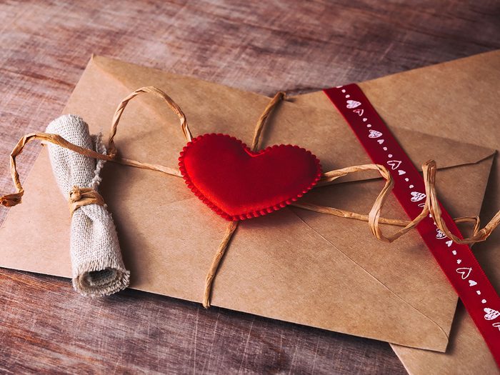 S'écrire une lettre fait partie des idées originales qu'on vous propose pour la Saint-Valentin.