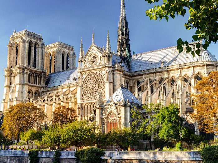 La charpente de Notre-Dame de Paris est constituée de milliers de poutres entremêlées.