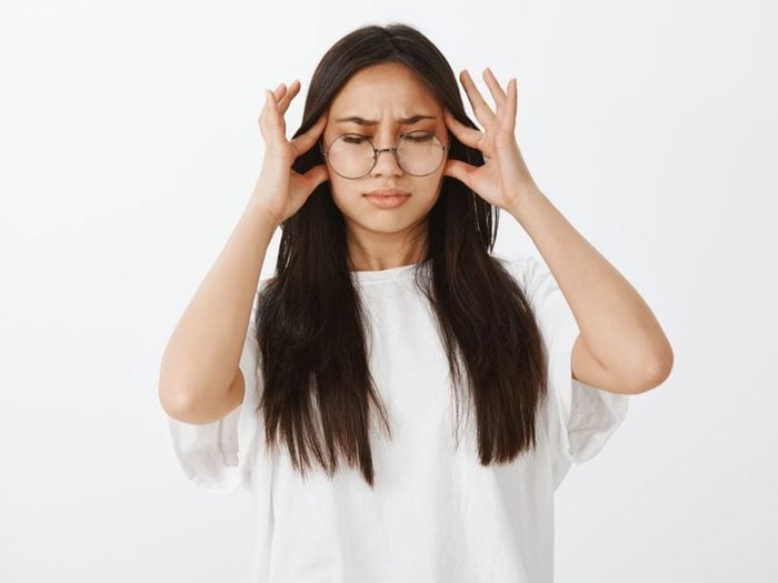 Souffrir de maux de tête peut indiquer une carence en glucides.