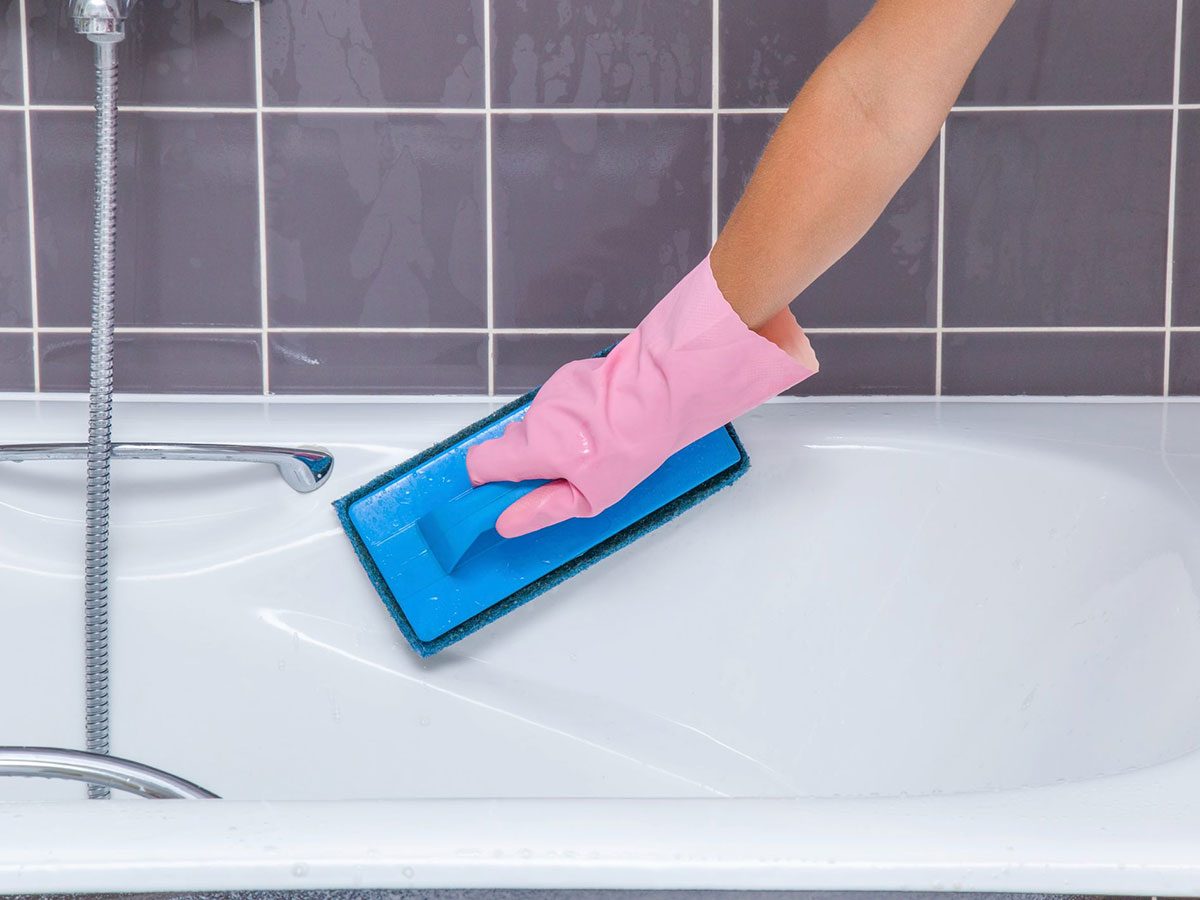 Les Femmes Au Foyer Utilisent Une Brosse Pour Nettoyer La Salle De Bain Pour  Enlever La Saleté Et Prendre Soin Des Sanitaires