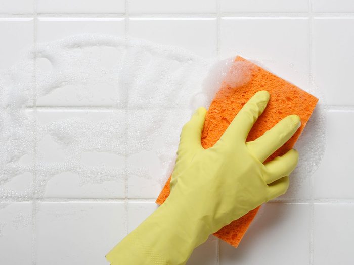 Comment nettoyer la salle de bain et les carreaux de céramique de la douche.