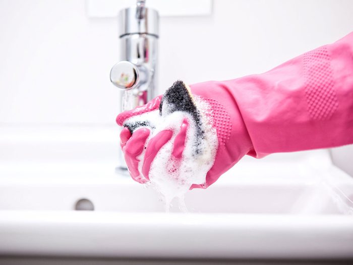 Comment nettoyer la salle de bain: suivre le guide étape par étape.