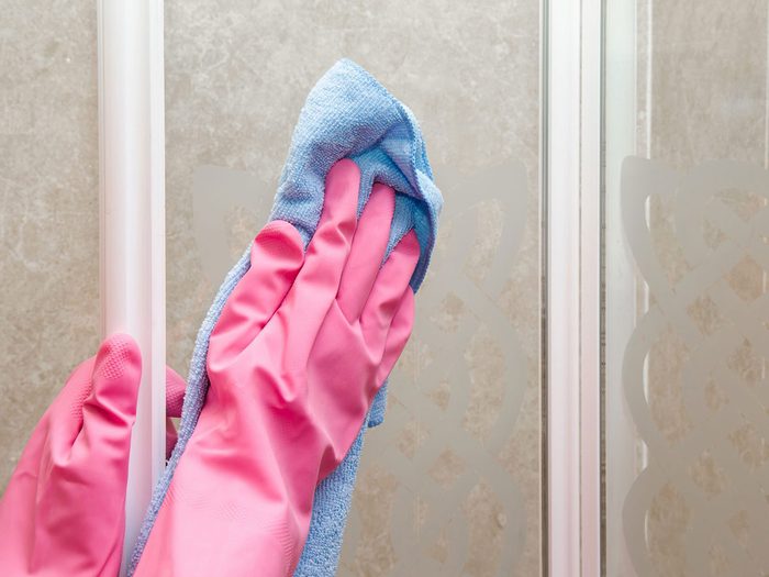 Comment nettoyer les portes de douche dans la salle de bain?