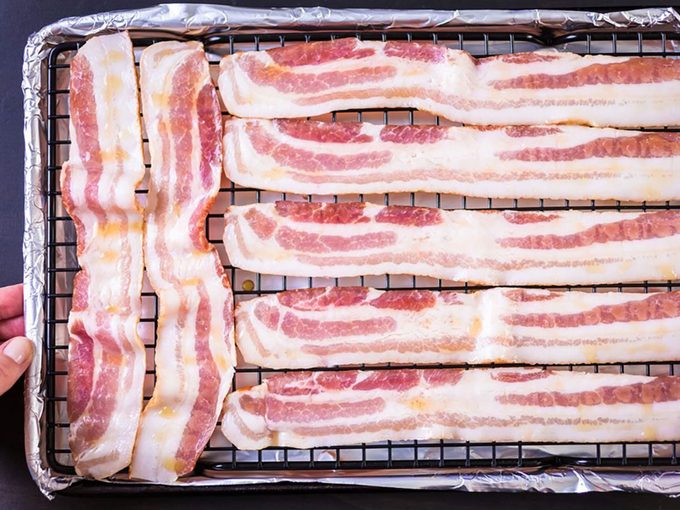 Suivez le guide de la cuisson du bacon au four.