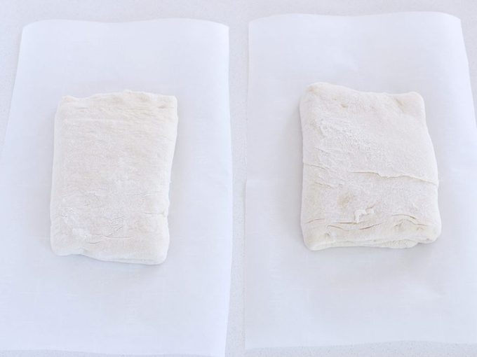 Comment faire du pain ciabatta: façonner la pâte en rectangle.