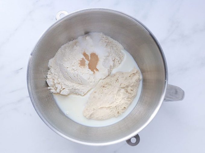 Comment faire du pain ciabatta: préparer la pâte.