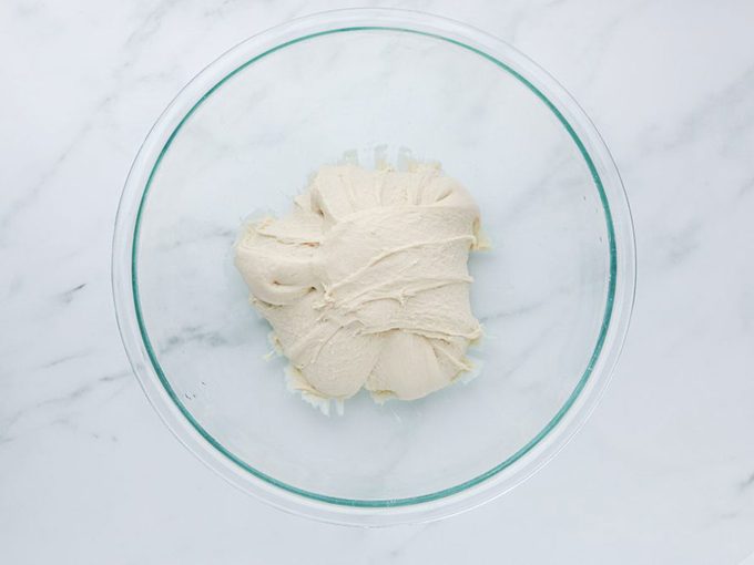 Comment faire du pain ciabatta: replier la pâte.
