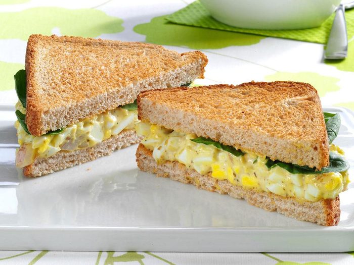 Une recette de sandwichs à la salade d'œufs au pesto.
