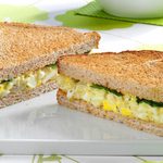 Sandwichs à la salade d’œufs au pesto