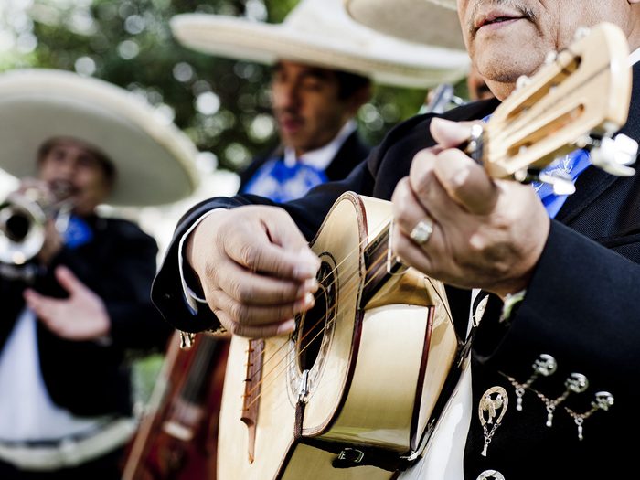 Principalement associée aux célébrations du Cinco de Mayo, la musique de mariachi, à l’instar du jour férié, possède une longue histoire.