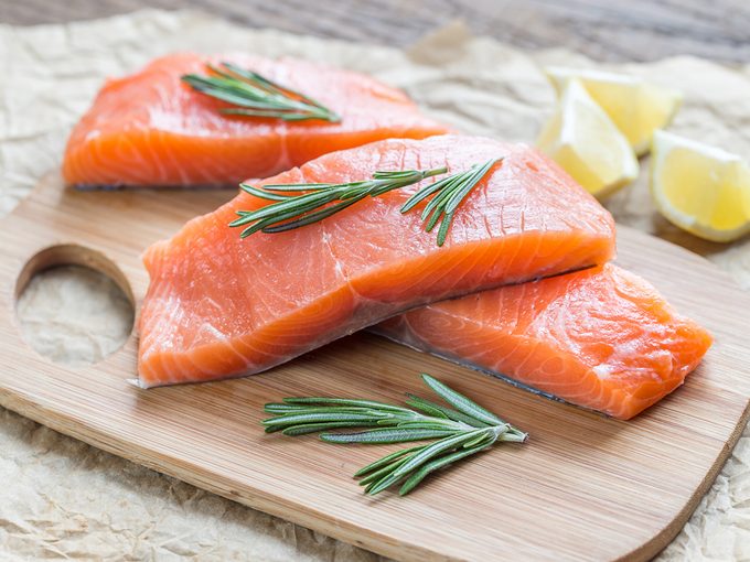 Les poissons gras tels que le saumon prolongent la vie.