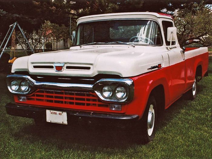 La Ford F100 de 1960 fait partie des voitures anciennes.