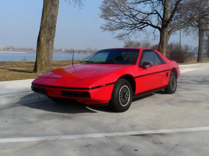 La Pontiac Fiero de 1984 fait partie des voitures anciennes.