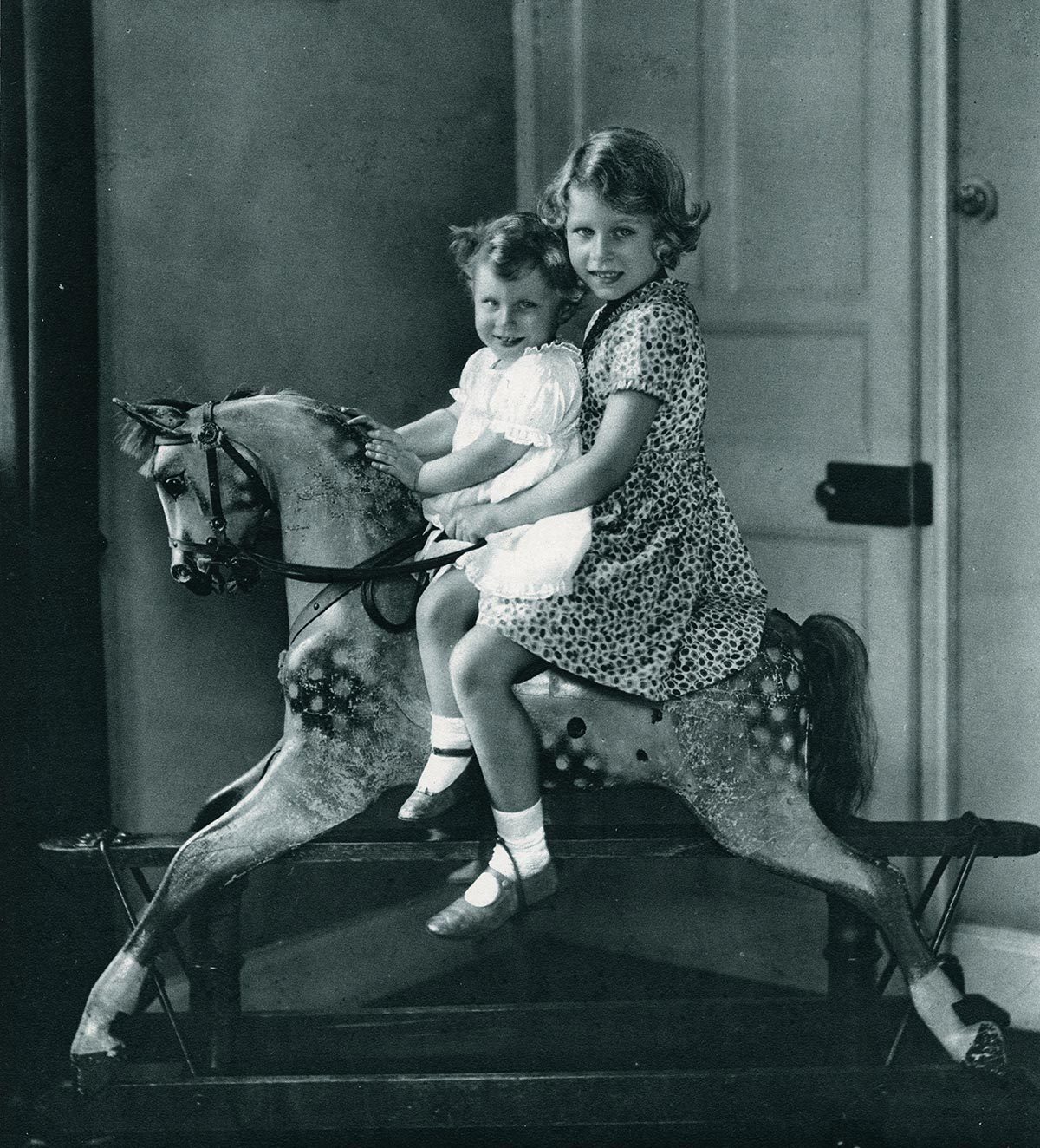 La future reine joue avec sa soeur sur un cheval