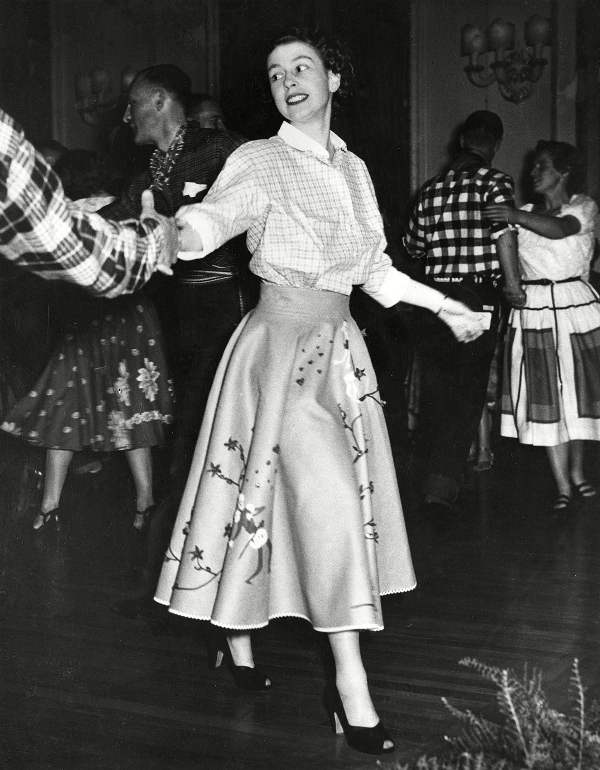 La reine Elizabeth sur la piste de danse en 1951